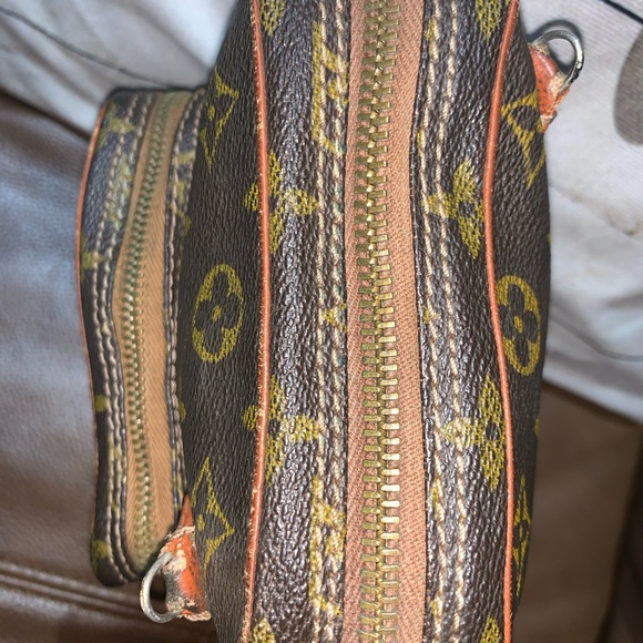 Louis Vuitton Amazon Crossbody - Picture 5 of 17